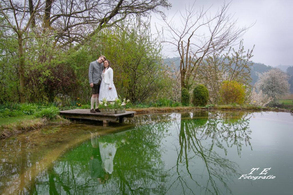 Trachtenhochzeit am Naturteich, Frühlingshochzeit