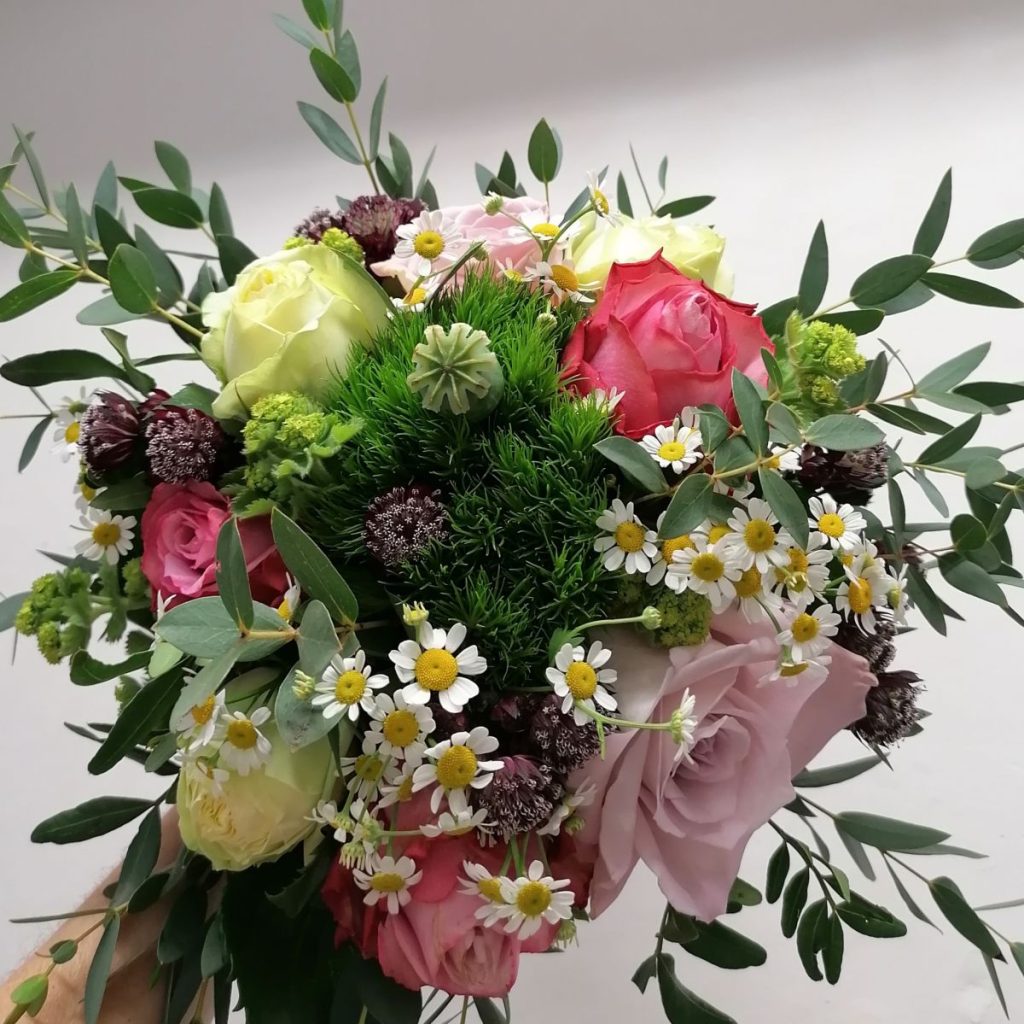 Junggesellinnenabschied, Blumenstrauß bunt, natürlicher Brautstrauß, Weddingdesign
