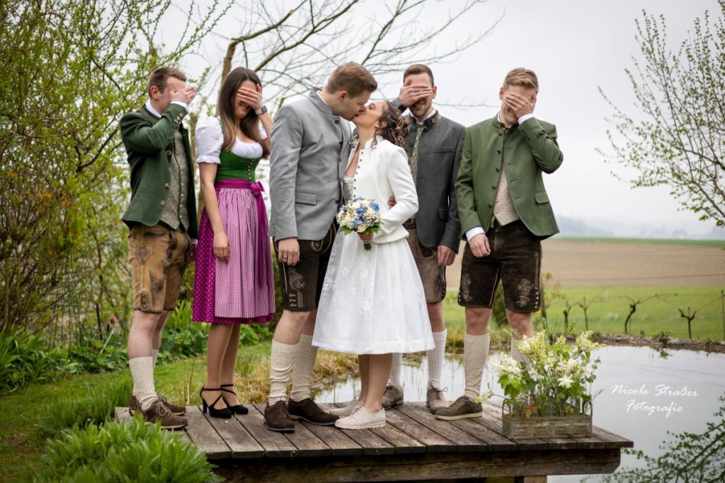 Trachtenhochzeit, Frühlingshochzeit, Naturteich, Trachtenpaar, Bridesmaid