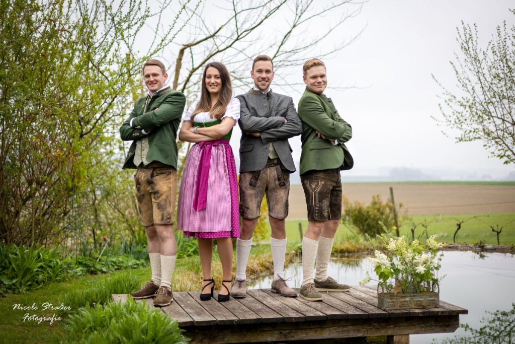 Trachtenmode, Hochzeit in Tracht, Naturteich, Frühlingsgarten, The Heartgardener, Die Herzensgärtnerin