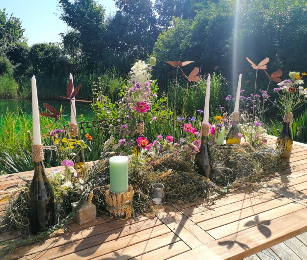 Tischdeko im Garten Patrizia Haslinger für Querbeet Sendung - offene Gartentage - Schaugarten in Österreich - TV-Garten - Die Herzensgärtnerin