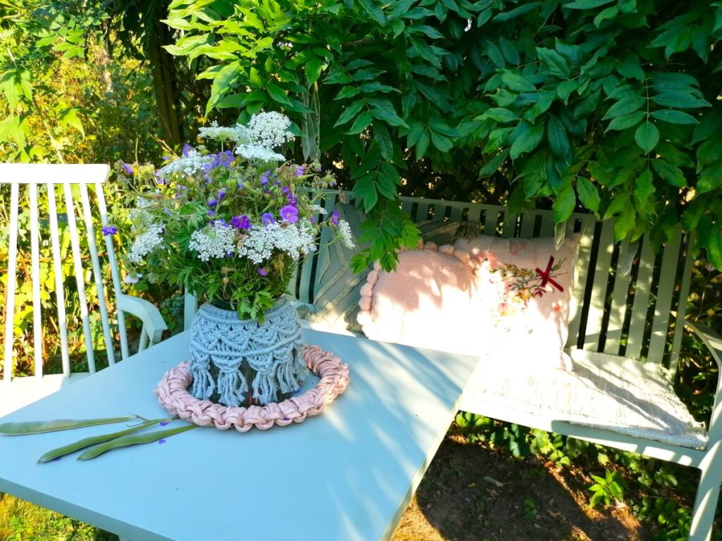 Tischdekoration-Naturblumenstrauß-Pergola-Garten in Österreich-Patrizia Haslinger-Die Herzensgärtnerin