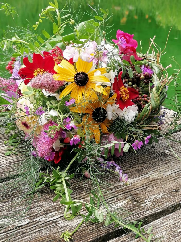 natürlicher Brautstrauß mit Gartenblumen Patrizia Haslinger