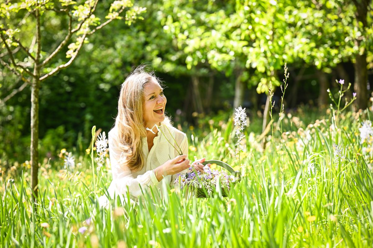 Die Herzensgärtnerin Patrizia Haslinger in ihrer Blumenwiese im Garten-Die Herzensgärtnerin-The Heartgardener-Schaugarten-Gartenführungen-Gartentage