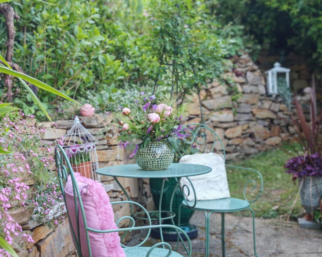 Gartenblick Die Herzensgärtnerin Sitzplatz im Garten von Patrizia Haslinger | Die Herzensgärtnerin | The Heartgardener | preisgekrönter Schaugarten in Österreich | Gartenführungen