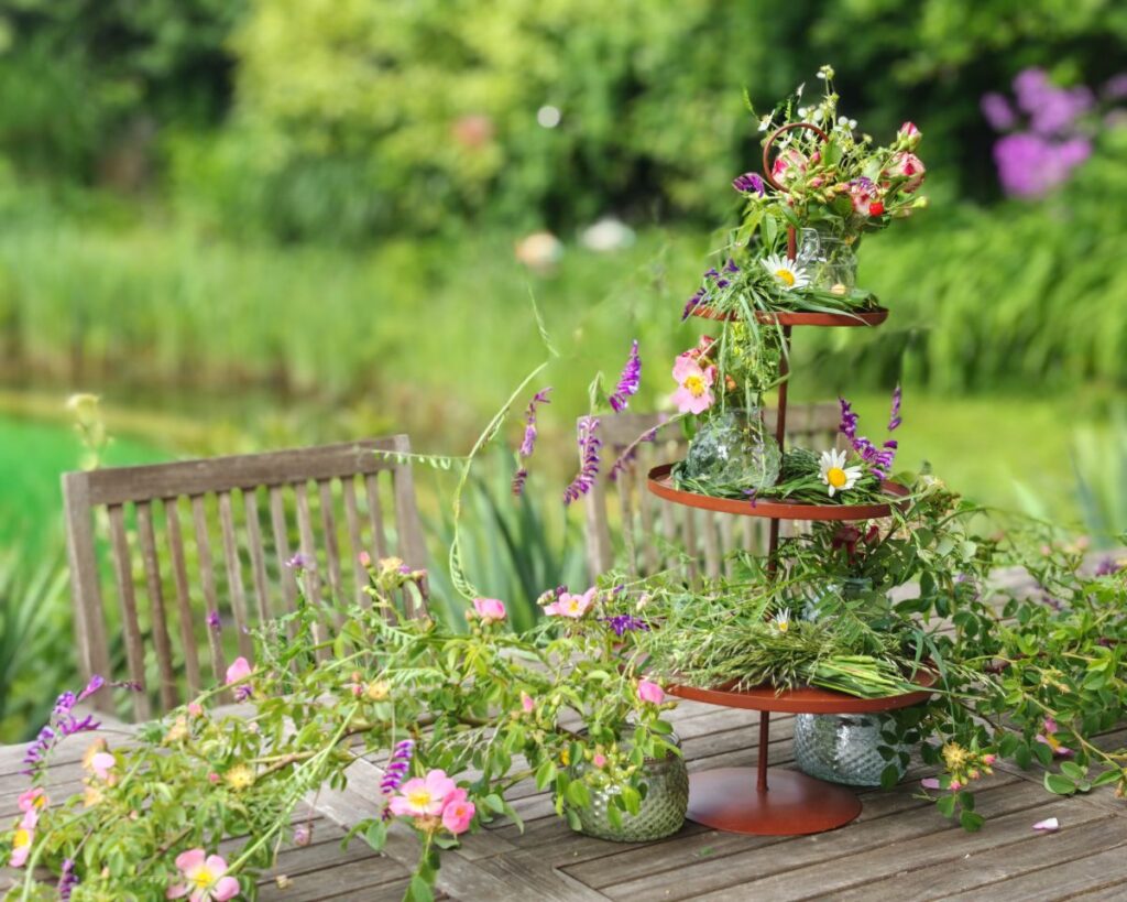 Tischdeko im Herzensgarten Patrizia Haslinger Tischdekoration im preisgekrönten Schaugarten von Patrizia Haslinger - Die Herzensgärtnerin - Schaugarten - Gartenführungen - offene Gartentage - Rosenblüte - Naturgartengestalterin