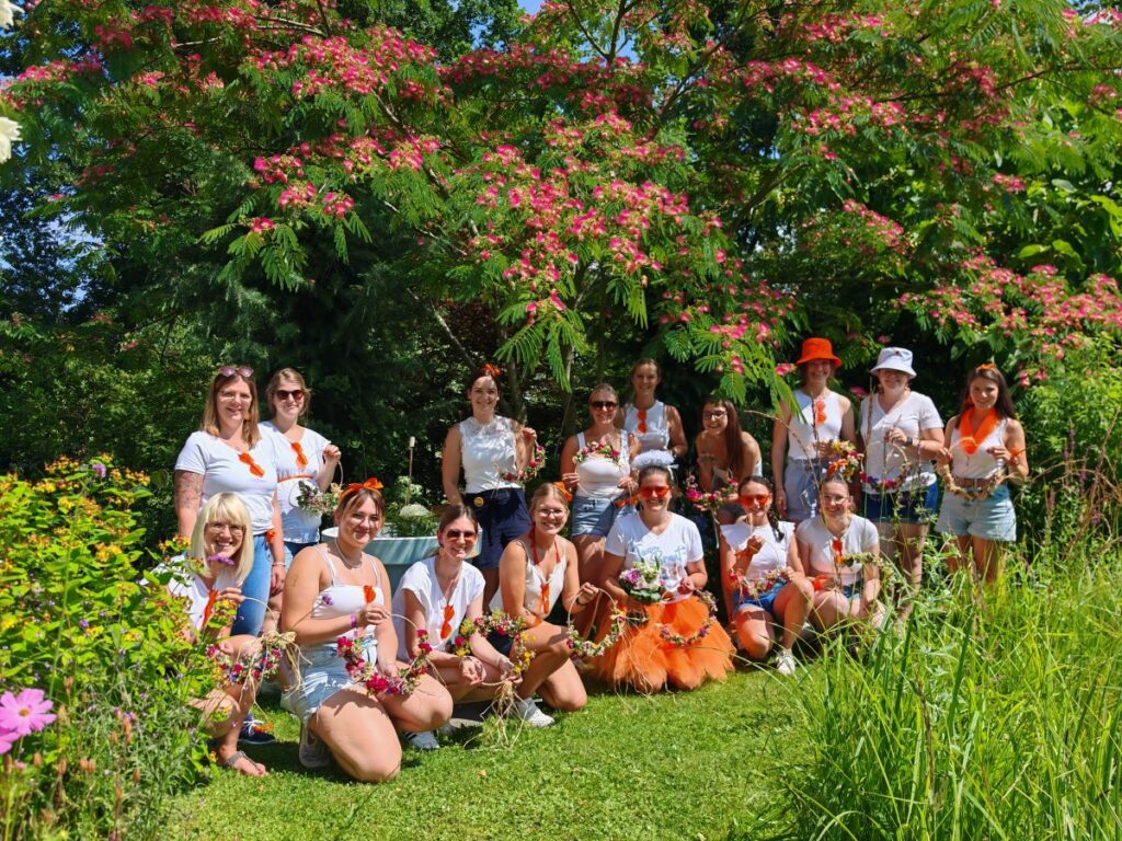 Poltern im Garten | Junggesellinnenabschied | Poltern im Naturgarten | Loops gestalten für Poltern | Bridesmaid | Die Herzensgärtnerin | The Heartgardener | Basteln mit Naturmaterialien | DIY | Workshops