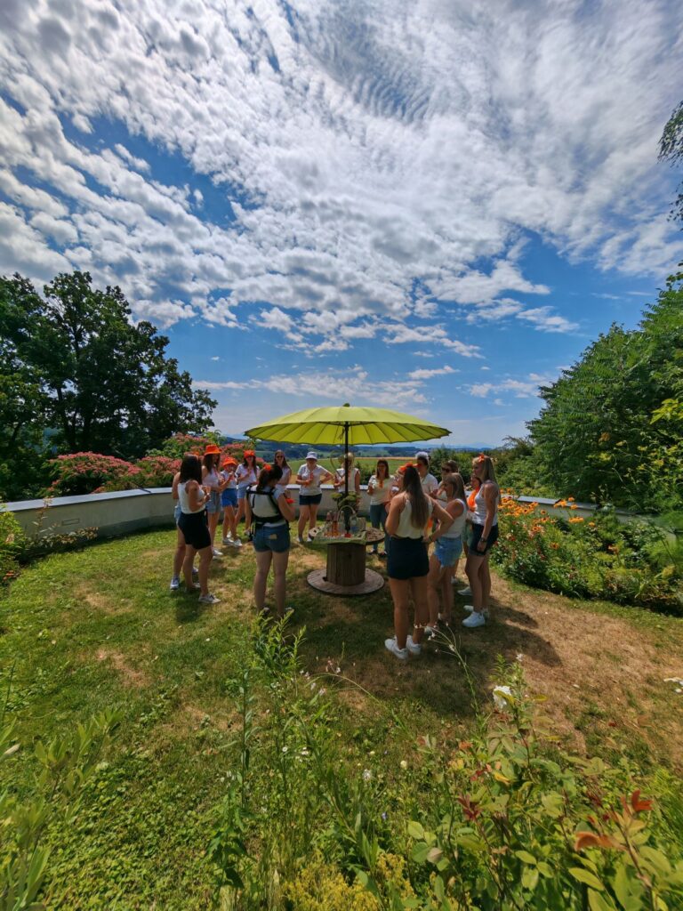 Poltern im Garten | Junggesellinnenabschied | Poltern im Naturgarten | Loops gestalten für Poltern | Bridesmaid | Die Herzensgärtnerin | The Heartgardener | Basteln mit Naturmaterialien | DIY | Workshops