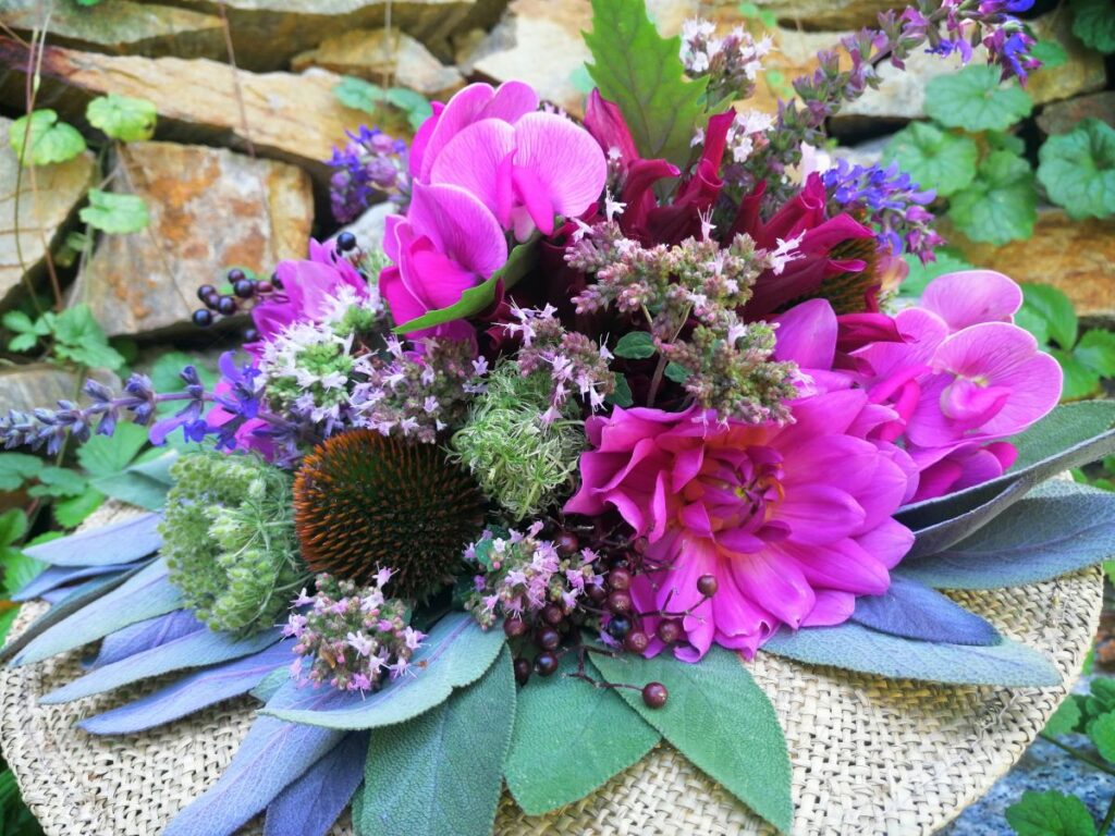 Dahlien | Blog Die Herzensgärtnerin | Pflegetipps | Pflanztipps | Deko mit Dahlien | Gartenblumenstrauß | Schnittblumengarten | Cuttinggarden | Naturgartengestalterin Patrizia Haslinger | The Heartgardener | Pflanzenportät Dahlie | Georgien
