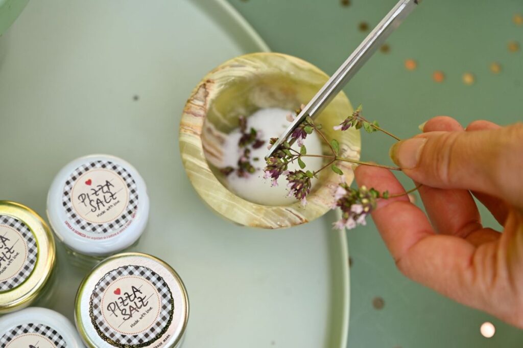 DIY Pizzasalz schnelle Rezeptidee aus dem Garten | Blog von Patrizia Haslinger Die Herzensgärtnerin | essbare Blüten