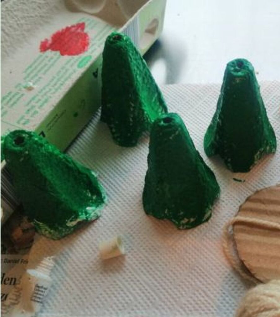 Weihnachtliche Dekoidee mit Eierkartons Tannenbäumchen Die Herzensgärtnerin