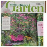 Mein schöner Garten Fotos vom Schaugarten Die Herzensgärtnerin Albiziablüte pinke Retrostühle im Naturgarten